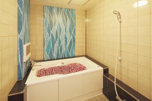 uma casa de banho com banheira e chuveiro em HOTEL ATLANTIS Otaru(Adult Only) em Otaru