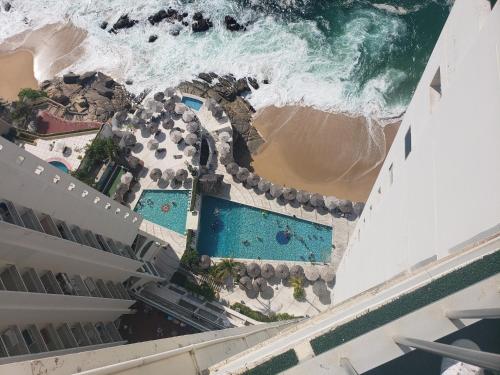 una vista aérea de un complejo y del océano en Hotel Torres Gemelas vista al mar a pie de playa en Acapulco