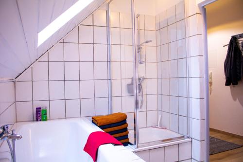 uma casa de banho com um chuveiro, uma cama e uma banheira em Bis 5 Personen, Parkplatz, Arbeitsplatz em Solingen