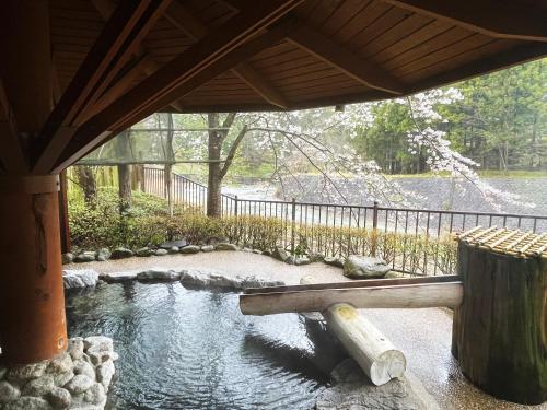 Κήπος έξω από το Harumiya Ryokan