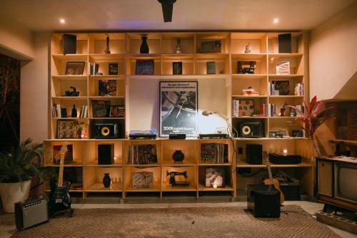 una habitación con una estantería llena de libros en Botånica Tulum, en Tulum