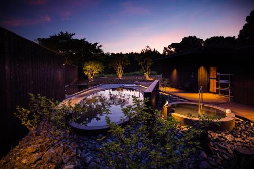 Isumi的住宿－ISUMI Glamping Resort ＆Spa SOLAS，夜间在院子里的游泳池