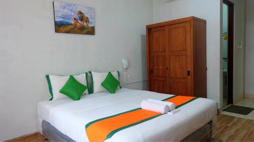Кровать или кровати в номере Villa Prambanan Jogja with Private Swimming Pool by Simply Homy