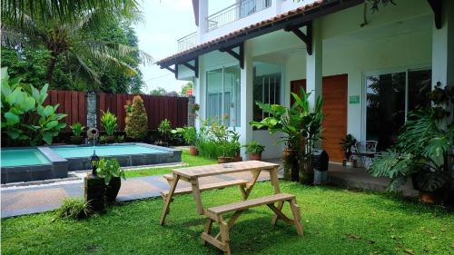 Сад в Villa Prambanan Jogja with Private Swimming Pool by Simply Homy