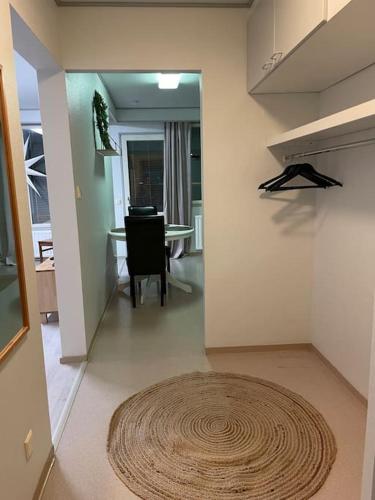 una sala de estar con una alfombra grande en el suelo en Saunallinen kaksio 5 en Ylivieska