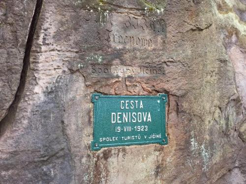 a sign on the side of a rock at Chaty v Českém ráji u Prachovských skal - Malá chata pro 4 - Velká chata pro až 7 osob - ubytování v soukromí in Jičín