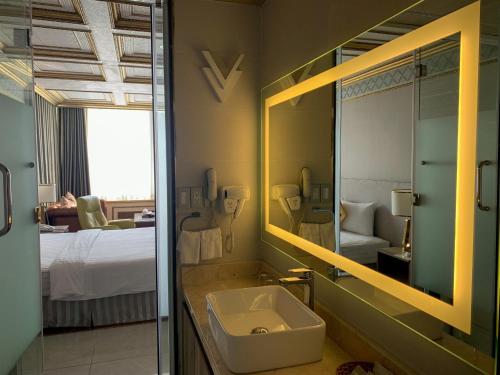 Postel nebo postele na pokoji v ubytování Lotus Saigon Hotel