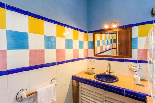 y baño con lavabo y espejo. en Casa Cortijo en Dehesa Sierra León, en La Puebla de los Infantes