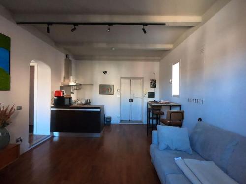 a living room with a couch and a kitchen at Mount Flower Trastevere Apt in Rome