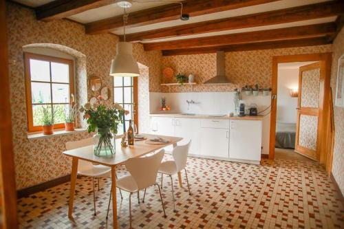 eine Küche mit einem Tisch und Stühlen im Zimmer in der Unterkunft Charming Vinyard House - Lake Geneva in Mont-sur-Rolle