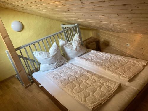 Bett in einem Zimmer mit Holzdecke in der Unterkunft Münzenberg 42 in Quedlinburg