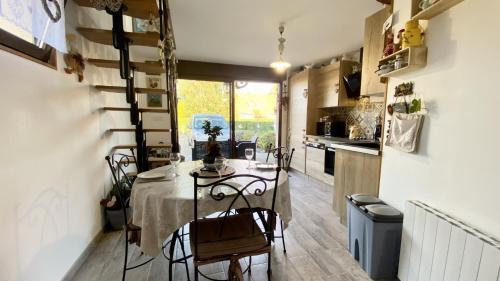 une cuisine avec une table et des chaises dans une pièce dans l'établissement Les Anatidés, à Quend