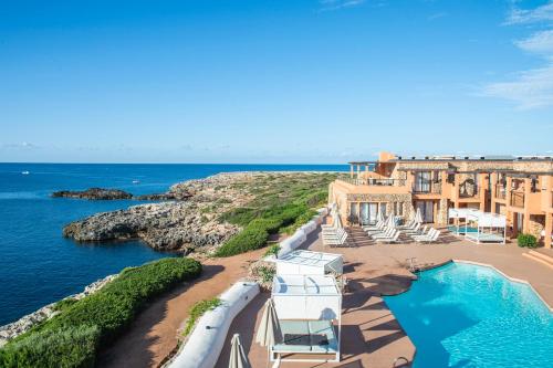 una vista aérea de un complejo con piscina y el océano en Menorca Binibeca by Pierre & Vacances Premium Adults Only en Binibeca