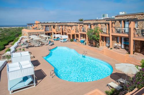 Vista sulla piscina di Menorca Binibeca by Pierre & Vacances Premium Adults Only o su una piscina nei dintorni
