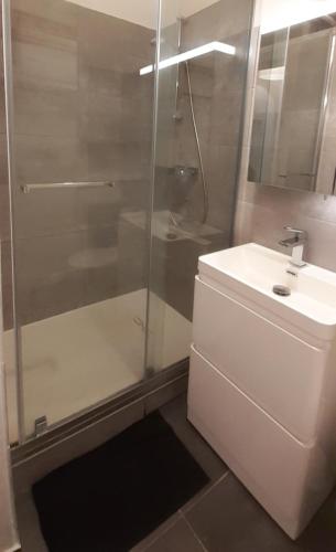 une salle de bain avec une douche, des toilettes et un lavabo dans l'établissement Superbe Studio avec place de parking accès direct à la plage de Renecros Tout à pied linge de lit, serviettes de bain et ménage de fin de séjour inclus, à Bandol