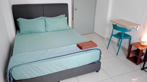 um quarto com uma cama, uma secretária e uma cadeira em Muslim Homestay at Meru Ipoh With Swimming Pool & Free Parkings em Ipoh