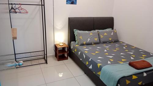 Llit o llits en una habitació de Muslim Homestay at Meru Ipoh With Swimming Pool & Free Parkings
