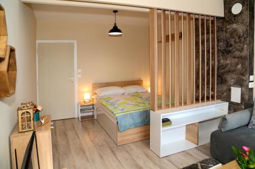 um pequeno quarto com uma cama e um sofá em Apartment Colibri em Veliko Tarnovo