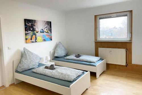 een kamer met 2 bedden en een raam bij cozy 2-room Apartment in Brühl