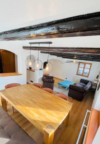 une salle à manger avec une table et des chaises en bois dans l'établissement Bien dans vos Schlopps, à Dambach-la-Ville