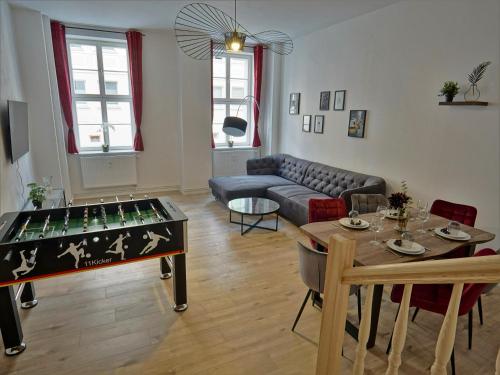 ein Wohnzimmer mit einer Tischtennisplatte in der Unterkunft "HOGULU" Brandenburg, Im Herzen der Altstadt, Stilvoll, Küche in Brandenburg an der Havel