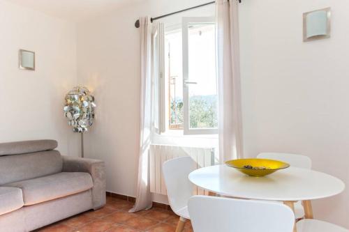 un salon avec une table et une chaise dans l'établissement Le CAPU BIANCU-LOCATION AVEC VUE PROCHE DES GORGES DE L ASCO ENTRE MER ET MONTAGNE, à Moltifao