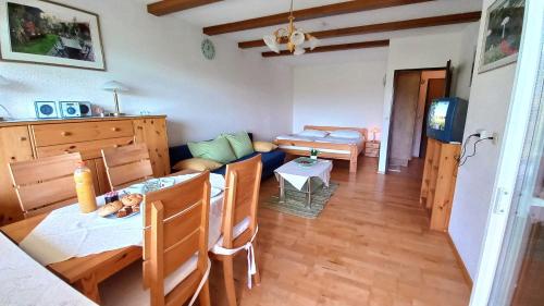 sala de estar con mesa y comedor en ROBERTO Haus KMB Seeappartement direkt am Ossiacher See mit Hallenbad, en Tschöran