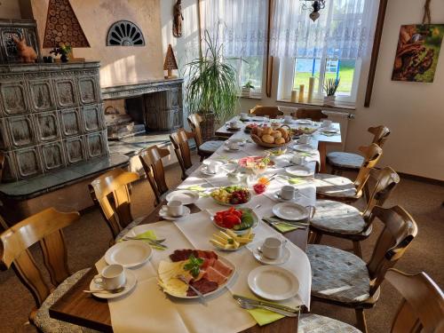 une salle à manger avec une grande table remplie de nourriture dans l'établissement Wirtshaus & Pension "Zum Hammer", à Neustadt