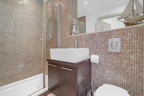 Kylpyhuone majoituspaikassa Modern 2Bed 2Bath Penthouse Apartment London Bridge