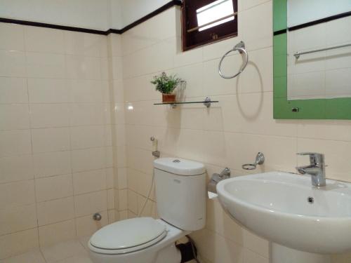 a bathroom with a toilet and a sink at Muduna Walawwa Resort in Kandy