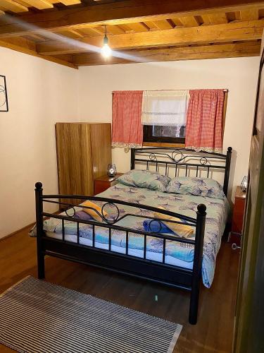 een slaapkamer met een bed in een kamer bij Ruralna kuća za odmor Klet Karas in Kozarevac