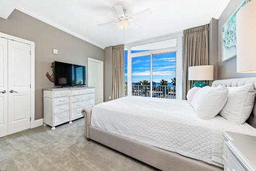 een slaapkamer met een bed en een groot raam bij Bel Sole 301 in Gulf Shores