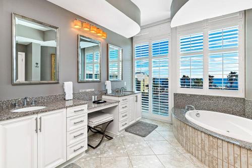 een badkamer met een bad, een wastafel en een bad bij Bel Sole 301 in Gulf Shores