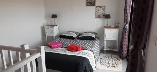 - une chambre avec un lit doté de 2 sacs rouges dans l'établissement Duplex de charme avec terrasse au coeur du village, à Lorgues