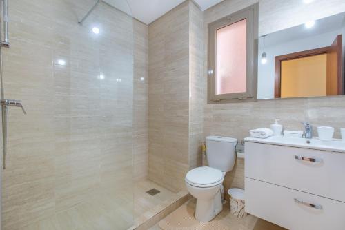 uma casa de banho com um WC, um lavatório e um chuveiro em Appartement Pied dans l'Eau - jardin privée em Marrakech