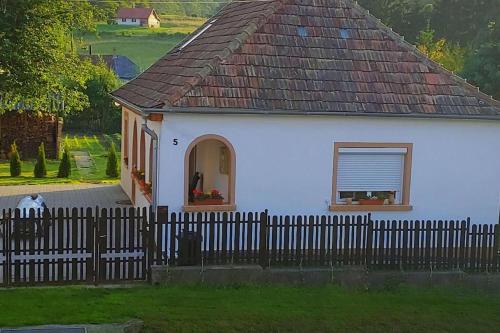 una casa blanca con una valla delante en Parányi Porta Bakonybél, en Bakonybél