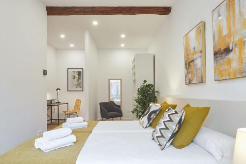 A bed or beds in a room at Autonomia - The Rentals Collection