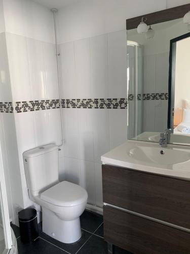 Koupelna v ubytování Hôtel Le Costellan