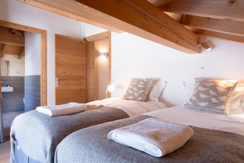 two beds sitting next to each other in a room at Les Trois Bonheurs in Morzine