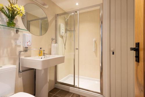 Koupelna v ubytování Corn Barn at East Trenean Farm -Luxury Cornish Barn Conversion sleeping 8 with hot tub, private garden, rural views and EV facilities