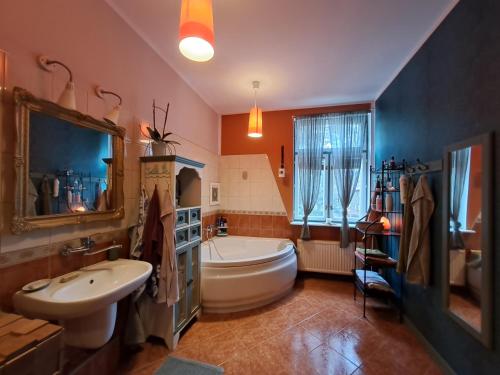 a bathroom with a tub and a sink and a bath tub at ART HOME - mieszkanie 83m, 500m od Morza, Podczele, Kołobrzeg in Kołobrzeg