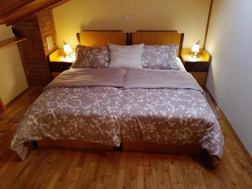 1 dormitorio con 1 cama grande y 2 mesitas de noche en Guesthouse Koren en Vipava