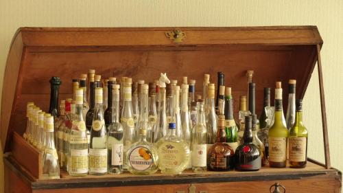 a wooden box filled with lots of bottles of wine at Restaurant und Hotel Zum Weissen Ross in Mölln