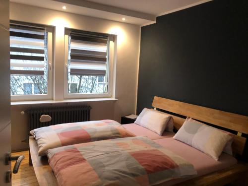 1 dormitorio con 2 camas y ventana en Zentrale Unterkunft in Dortmund City en Dortmund