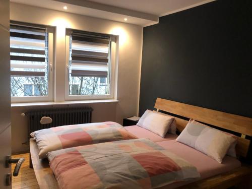 1 Schlafzimmer mit 2 Betten und einem Fenster in der Unterkunft Zentrale Unterkunft in Dortmund City in Dortmund