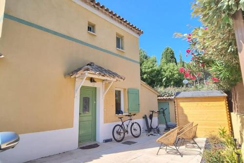 Zdjęcie z galerii obiektu Sublime Maison Proche Mer Avec Piscine w mieście Sanary-sur-Mer