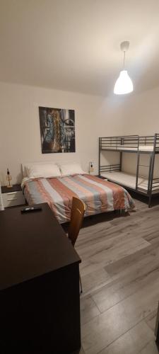 1 dormitorio con cama, mesa y escritorio en Affittacamere cosulich en Monfalcone