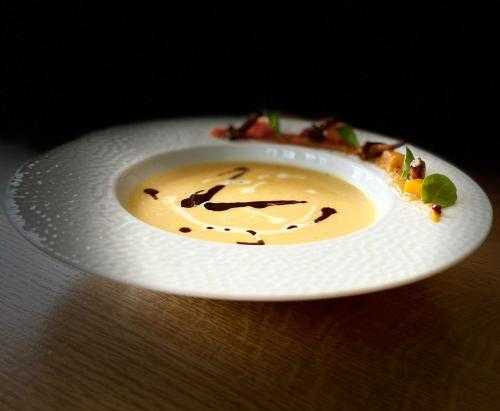 un plato blanco con comida encima de una mesa en Berghotel Weisshorn, en Törbel