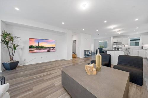 uma sala de estar com um sofá, uma mesa e uma cozinha em 1.2 million USD ModernHouse, 12 Mile to Disneyland em Santa Ana