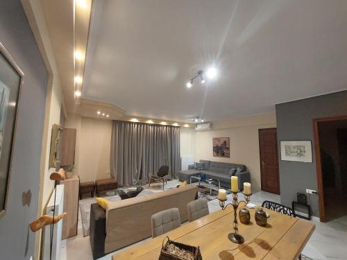 - un salon avec une table et un canapé dans l'établissement central luxury apartment, à Vólos